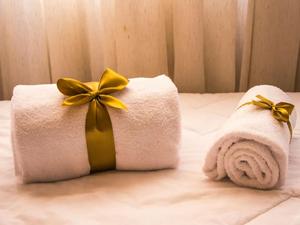 Linge fourni dans une location : liste complète, normes, quantités et coûts pour propriétaires